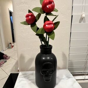 Black Skull Vase with vampire lip flowers